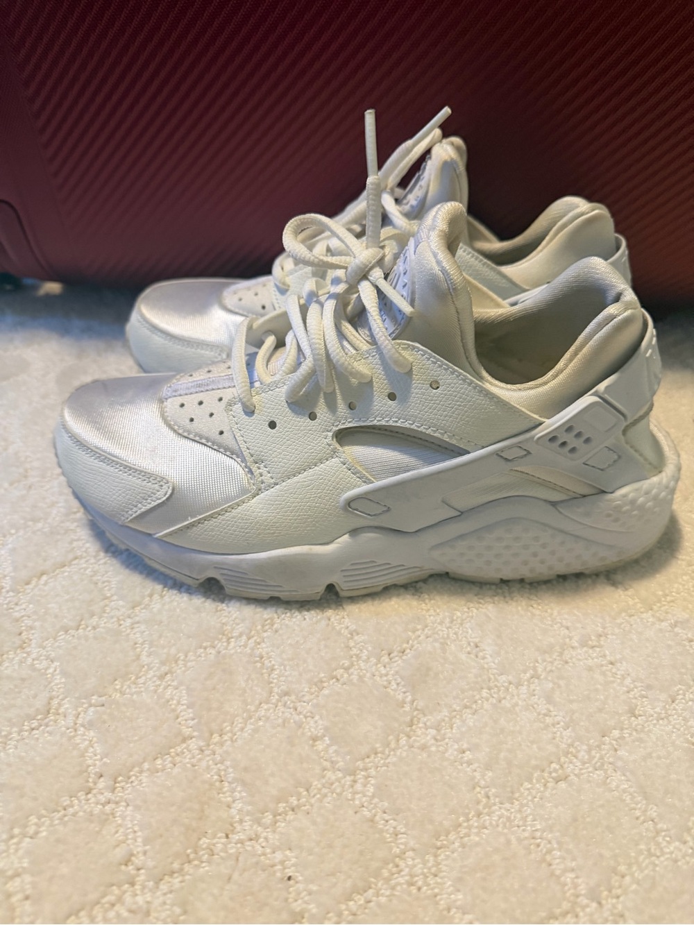Nike women White Lace-Up Sneakers